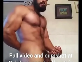 Hot ripped bodybuilder and jerking off