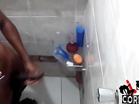 Câmera escondida flagra novinho da rola enorme batendo punheta pra hentai no banho